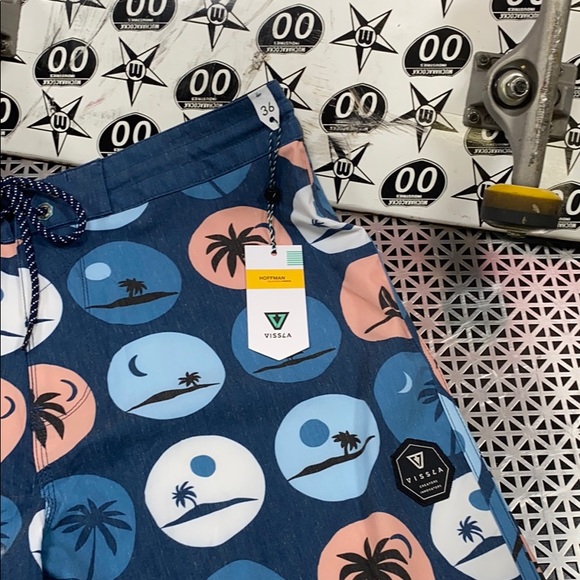 🔥VISSLA RADICALS BOARDSHORTS🔥WAIST-36🔥 - Picture 4 of 8